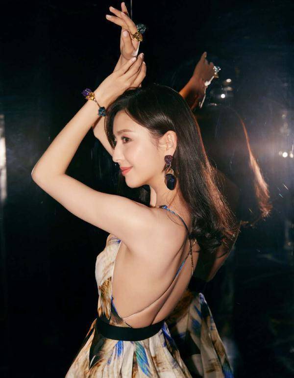 佟丽娅深V露背裙,我想操cao