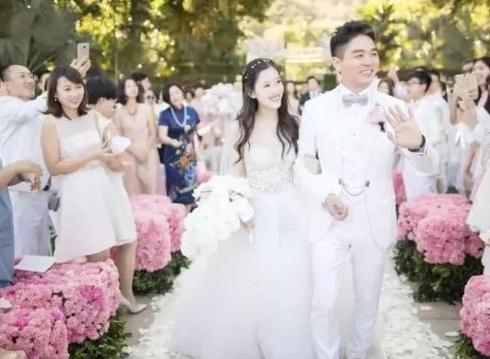 比刘强东大5岁的丈母娘有多美?照片曝光,网友:叫不出一声妈
