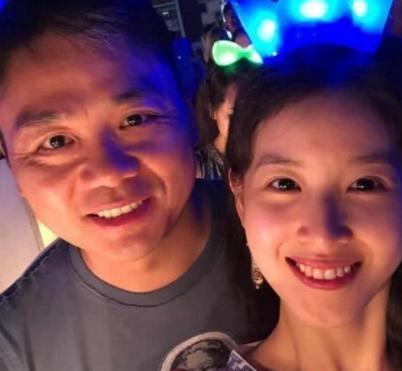 比刘强东大5岁的丈母娘有多美?照片曝光,网友:叫不出一声妈