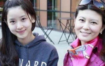 比刘强东大5岁的丈母娘有多美?照片曝光,网友:叫不出一声妈