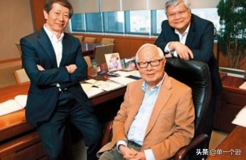 56岁才开始创业,70岁娶了自己的秘书,如今公司市值超过1万亿