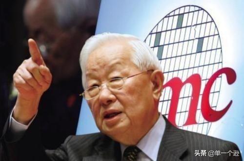 56岁才开始创业,70岁娶了自己的秘书,如今公司市值超过1万亿