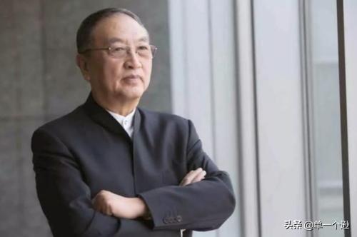 56岁才开始创业,70岁娶了自己的秘书,如今公司市值超过1万亿