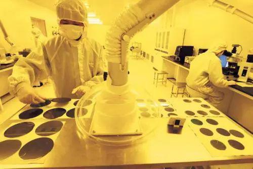 光刻机开始调试,国产半导体关键材料研制再获进展